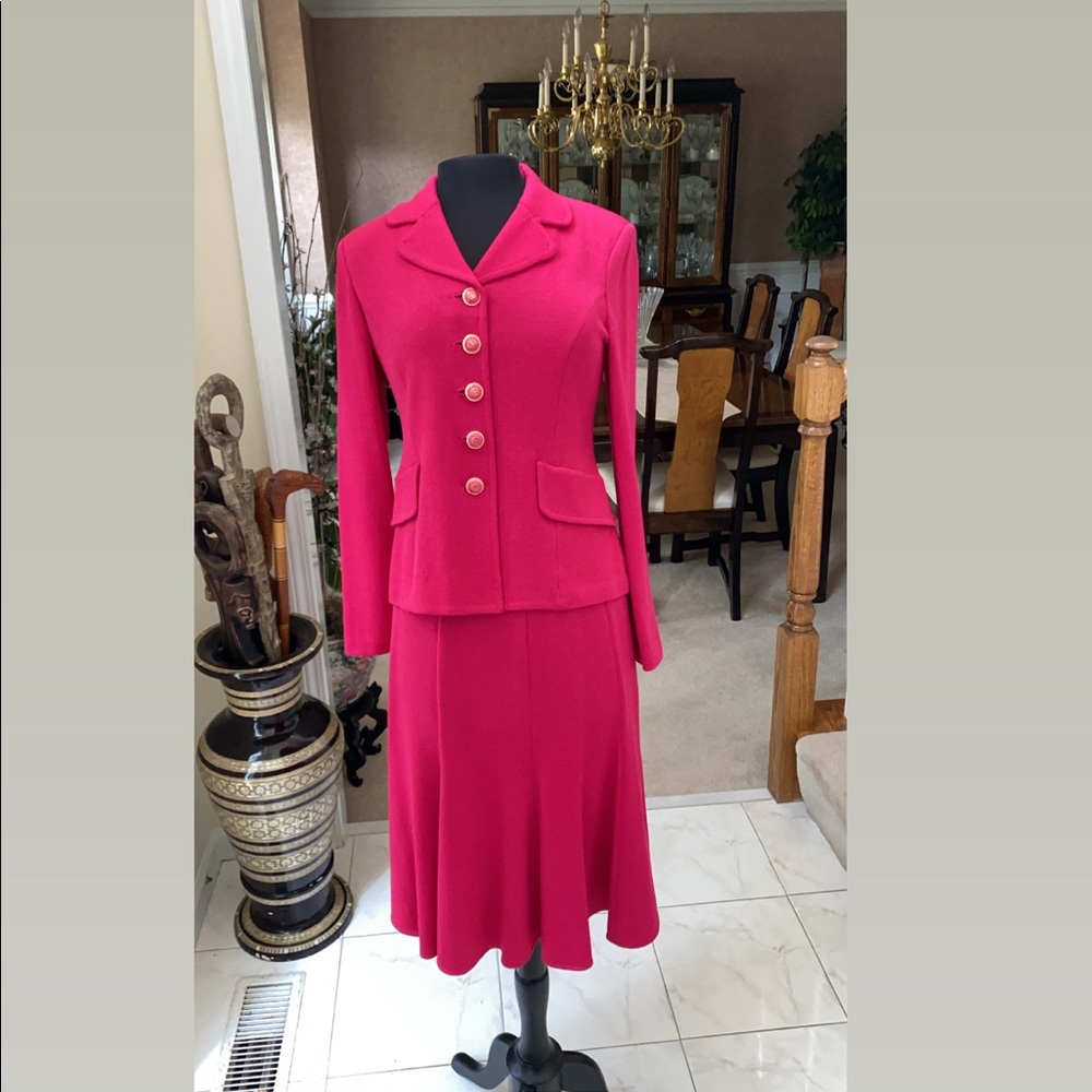 Beautiful Saint John Two Piece Set!!